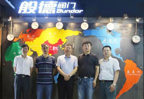 院長(zhǎng)一行與般德閥門(mén)董事長(zhǎng)合影