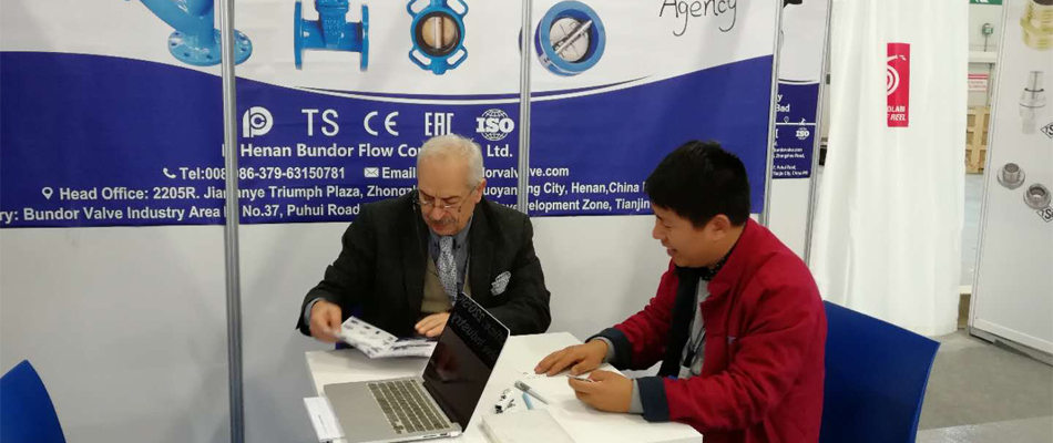 土耳其展會上 客戶在了解般德產(chǎn)品